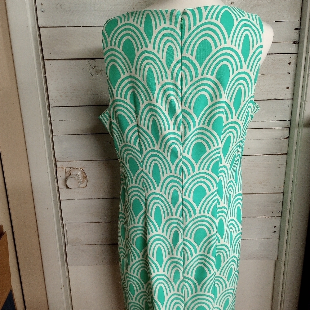 Elegant Green Patterned Dress - Picture 5 of 12
